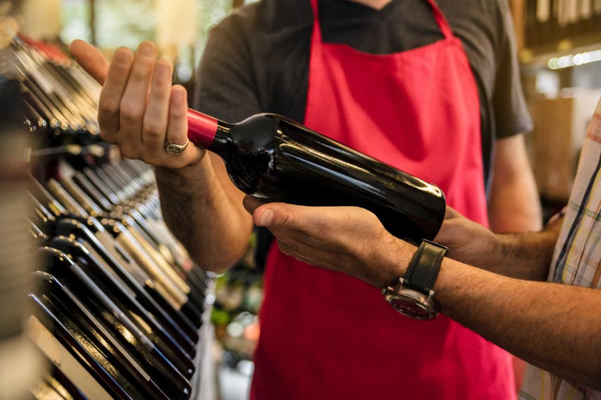 Hướng dẫn mua rượu vang: Hỗ trợ nhân viên bán hàng giúp bạn