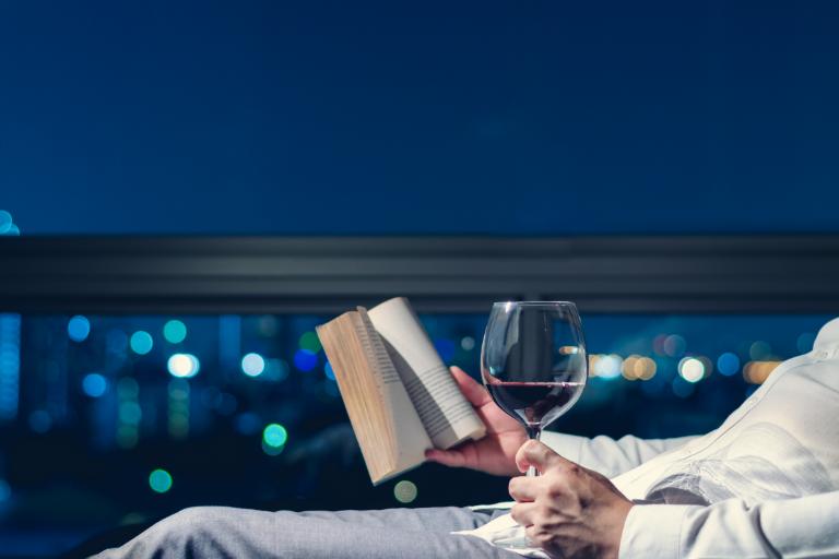 8 Pasangan Wine untuk Semua Bacaan Anda Selama Masa Karantina