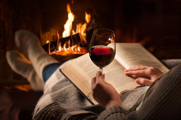8 คำแนะนำในการจับคู่ไวน์กับหนังสือที่คุณอ่าน